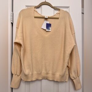 Abound Cream V-Neck Knit Sweater size S/M